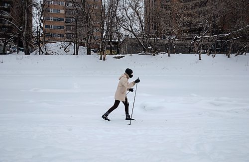 JESSICA LEE / WINNIPEG FREE PRESS

A skier uses the river trail on January 12, 2023.