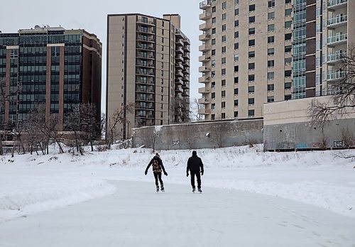 JESSICA LEE / WINNIPEG FREE PRESS

Kevin and Cortney Grace use the river trail on January 12, 2023.