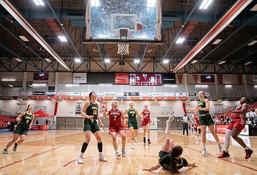 JESSICA LEE / WINNIPEG FREE PRESS

Players watch as the ball shot by Winnipeg Wesmen player Kyanna Giles (far right) goes in the basket during a game against the Regina Cougars on January 13, 2023 at the Duckworth Centre.

Reporter: Mike Sawatzky