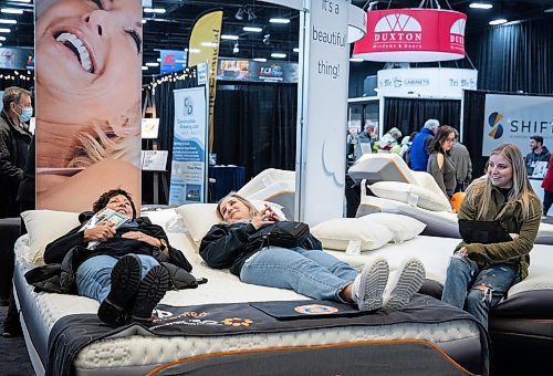 JESSICA LEE / WINNIPEG FREE PRESS

Ruth Lohvinenko (left) and her son Daniel Lohvinenko look at a hot tub on January 14, 2023 at the Winnipeg Home Renovation Show at RBC Convention Centre.

Stand up