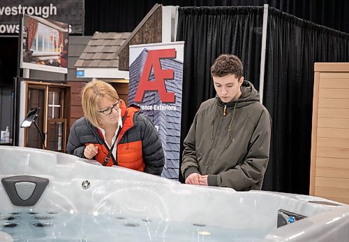 JESSICA LEE / WINNIPEG FREE PRESS

Ruth Lohvinenko (left) and her son Daniel Lohvinenko look at a hot tub on January 14, 2023 at the Winnipeg Home Renovation Show at RBC Convention Centre.

Stand up