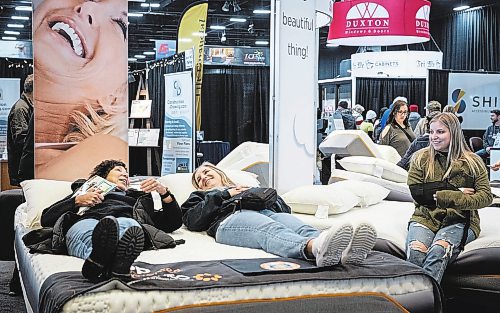 JESSICA LEE / WINNIPEG FREE PRESS

Carmen Berg and Maggie Berg try a bed on January 14, 2023 at the Winnipeg Home Renovation Show at RBC Convention Centre.

Stand up