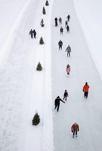 JESSICA LEE / WINNIPEG FREE PRESS

Pedestrians and skaters are photographed travelling along the river trail on January 14, 2023.

Stand up