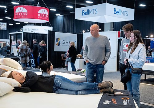 JESSICA LEE / WINNIPEG FREE PRESS

Janet Natoshko tests out a bed on January 14, 2023 at the Winnipeg Home Renovation Show at RBC Convention Centre.

Stand up