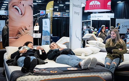 JESSICA LEE / WINNIPEG FREE PRESS

Carmen Berg and Maggie Berg try a bed on January 14, 2023 at the Winnipeg Home Renovation Show at RBC Convention Centre.

Stand up