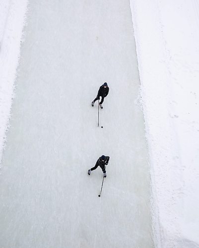 JESSICA LEE / WINNIPEG FREE PRESS

Skaters are photographed travelling along the river trail on January 14, 2023.

Stand up