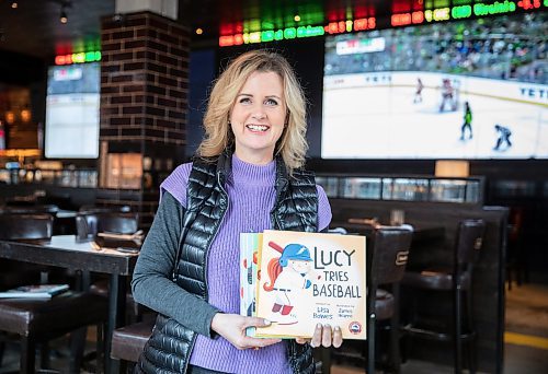 JESSICA LEE / WINNIPEG FREE PRESS

Former Winnipeg TV sports reporter Lisa Bowes is photographed with her book on January 14, 2023 at Brown&#x2019;s Social House.

Reporter: Joshua Frey-Sam