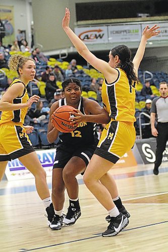 Brandon Bobcats Sydney Teece drives against the Manitoba Bisons during their Canada West women's basketball game at the Healthy Living Centre on Saturday. (Thomas Friesen/The Brandon Sun)