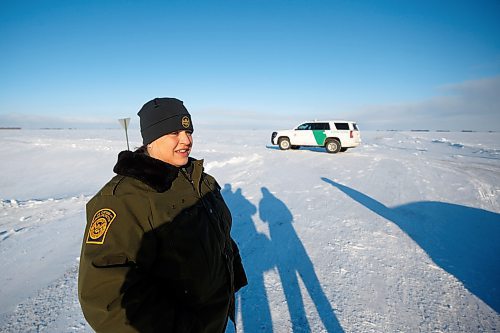 MIKE DEAL / WINNIPEG FREE PRESS
Officer Kathryn Siemer with the US Border Patrol in the vicinity of the area that the seven other Indian migrants were found crossing into the US from Canada.
See Chris Kitching story
Note: The image is shot looking north.
230112 - Thursday, January 12, 2023.