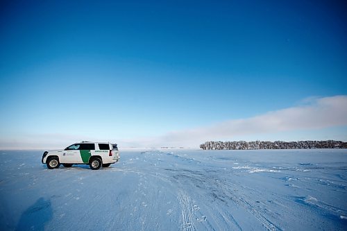 MIKE DEAL / WINNIPEG FREE PRESS
Officer Kathryn Siemer with the US Border Patrol in the vicinity of the area that the seven other Indian migrants were found crossing into the US from Canada.
See Chris Kitching story
Note: The image is shot looking north.
230112 - Thursday, January 12, 2023.