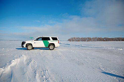 MIKE DEAL / WINNIPEG FREE PRESS
Officer Kathryn Siemer with the US Border Patrol in the vicinity of the area that the seven other Indian migrants were found crossing into the US from Canada.
See Chris Kitching story
Note: The image is shot looking north.
230112 - Thursday, January 12, 2023.