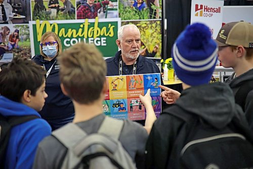 Steven Hills, an instructor in the Assiniboine Community College Russ Edwards School of Agriculture and Environment, quizzes students taking part in a scavenger hunt as part of the Ag in the Classroom program during Manitoba Ag Days at the Keystone Centre on Tuesday. (Tim Smith/The Brandon Sun)