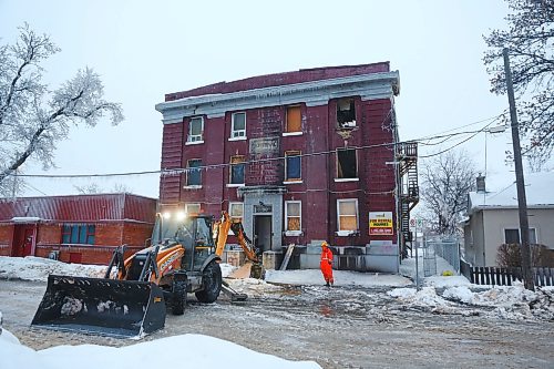MIKE DEAL / WINNIPEG FREE PRESS
WFPS crews continue to deal with a fire in a vacant three-storey apartment building 90 Gertie Street, Tuesday morning. 
The WFPS were called shortly before 5 a.m. and there are no reports of any injuries. 
20230117 - Tuesday, January 17, 2023