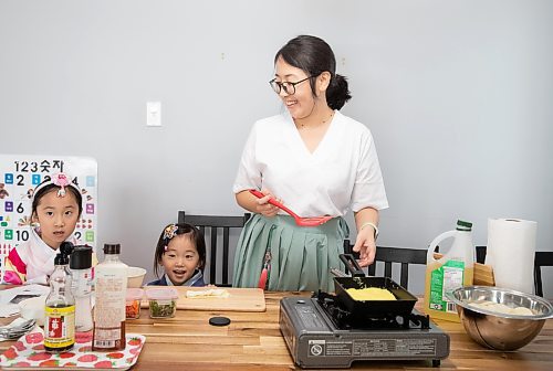 JESSICA LEE / WINNIPEG FREE PRESS

Minhee Kim and her children Dana, 5, and Yena, 3, are photographed preparing rice cake soup or Tteokguk in their home on January 16, 2023.

Reporter: Eva Wasney