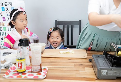 JESSICA LEE / WINNIPEG FREE PRESS

Minhee Kim and her children Dana, 5, and Yena, 3, are photographed preparing rice cake soup or Tteokguk in their home on January 16, 2023.

Reporter: Eva Wasney