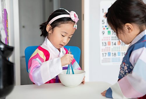 JESSICA LEE / WINNIPEG FREE PRESS

Dana, 5, helps mom Minhee Kim prepare rice cake soup or Tteokguk in her home on January 16, 2023.

Reporter: Eva Wasney