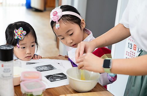 JESSICA LEE / WINNIPEG FREE PRESS

Minhee Kim and her children Dana, 5, and Yena, 3, are photographed preparing rice cake soup or Tteokguk in their home on January 16, 2023.

Reporter: Eva Wasney