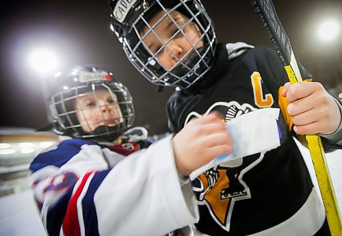 JOHN WOODS / WINNIPEG FREE PRESS
Olin, 7, and Cade Andrew, 8, right, wax the tape on their sticks before they hit the ice for hockey practice at Deer Lodge Community Centre Tuesday, January 17, 2023.
Re: sanderson