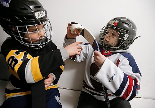 JOHN WOODS / WINNIPEG FREE PRESS
Cade, 8, and Olin Andrew, 7, right, tape their sticks before they hit the ice for hockey practice at Deer Lodge Community Centre Tuesday, January 17, 2023. 

Re: sanderson