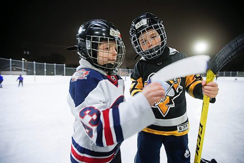 JOHN WOODS / WINNIPEG FREE PRESS
Olin, 7, and Cade Andrew, 8, right, wax the tape on their sticks before they hit the ice for hockey practice at Deer Lodge Community Centre Tuesday, January 17, 2023.
Re: sanderson