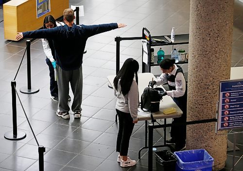 JOHN WOODS / WINNIPEG FREE PRESS

Security checkpoint at the Millenium Library in Winnipeg Monday, September 9, 2019. 



Reporter: ?