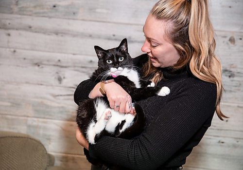 JESSICA LEE / WINNIPEG FREE PRESS

Ainslee Asham is photographed with her cat Luna in her home on January 18, 2023.

Reporter: Eva Wasney