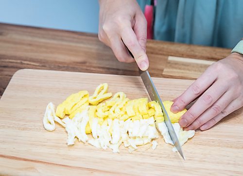 JESSICA LEE / WINNIPEG FREE PRESS

Minhee Kim is photographed preparing rice cake soup or Tteokguk in her home on January 16, 2023.

Reporter: Eva Wasney