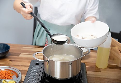 JESSICA LEE / WINNIPEG FREE PRESS

Minhee Kim is photographed preparing rice cake soup or Tteokguk in her home on January 16, 2023.

Reporter: Eva Wasney