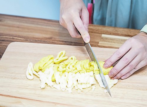 JESSICA LEE / WINNIPEG FREE PRESS

Minhee Kim is photographed preparing rice cake soup or Tteokguk in her home on January 16, 2023.

Reporter: Eva Wasney