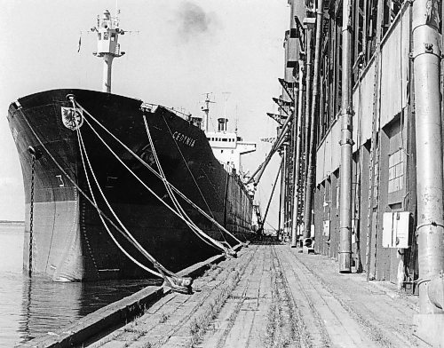 BOB LOWERY / WINNIPEG FREE PRESS

Ship prepares to take on grain at Churchill grain elevator.
1978