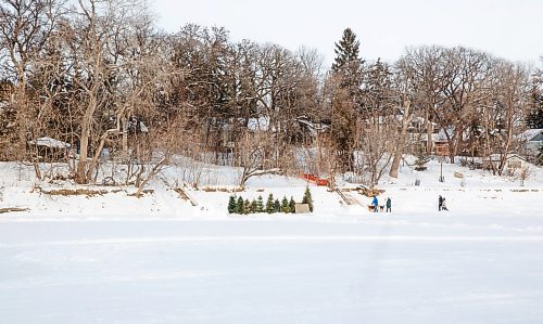 MIKE DEAL / WINNIPEG FREE PRESS
Dog walkers on the Assiniboine River near Bourkevale Drive Thursday afternoon.
See Tyler Searle story
230119 - Thursday, January 19, 2023.