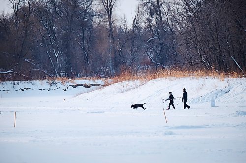 MIKE DEAL / WINNIPEG FREE PRESS
Dog walkers on the Assiniboine River near Bourkevale Drive Thursday afternoon.
See Tyler Searle story
230119 - Thursday, January 19, 2023.