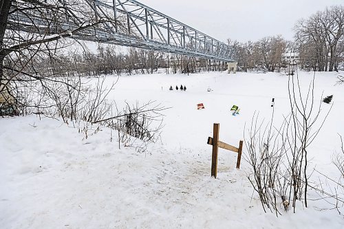 RUTH BONNEVILLE / WINNIPEG FREE PRESS 

Local - River Rules

A path onto the Assiniboine River bank just off Palmerstone at Aubrey, leads down a set of makeshift stairs with a wooden handrail.  People use it to commute across the frozen river but its slippery and steep.

See story.


Jan 20th,  2023