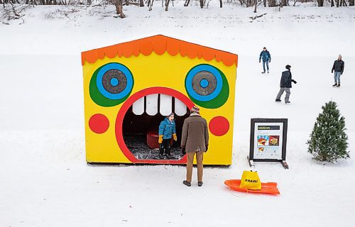 JESSICA LEE / WINNIPEG FREE PRESS

A child imitates the warming hut&#x2019;s open mouth on the river trail on January 20, 2023.

Stand up