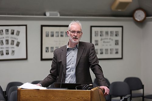 Brandon's general manager of corporate services, Dean Hammond, explains the city's capital budget at a pre-budget special meeting of city council on Tuesday. (Colin Slark/The Brandon Sun)
