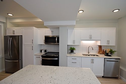 Todd Lewys / Winnipeg Free Press
Kitchens feature granite countertops, undermounted sinks, soft-close oak veneer cabinetry and drawers, tile backsplashes and stainless Whirlpool appliances.