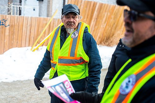 MIKAELA MACKENZIE / WINNIPEG FREE PRESS

Albert speaks to community members during a search and awareness campaign with the Bear Clan for his daughter, Ashlee Shingoose, in the West End in Winnipeg on Wednesday, Jan. 25, 2023. For Chris story.

Winnipeg Free Press 2023.