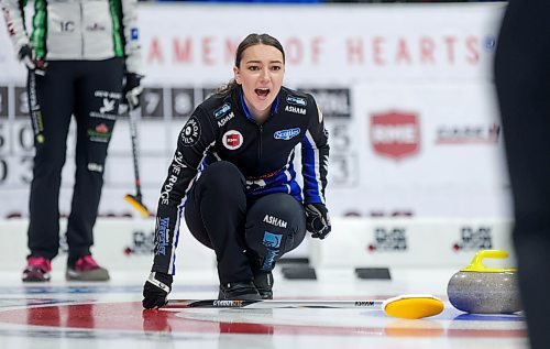 Kristy Watling gives instructions to her team during their matchup with Lisa McLeod at Manitoba Scotties Tournament of Hearts in East St. Paul Wednesday. (Ruth Bonneville/Winnipeg Free Press)