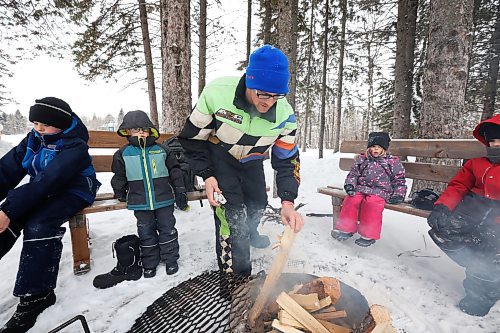 25012023
Ty Plett builds a fire so he and his children Zander, Dev, Ari and Cohen can roast hotdogs during a day of adventure in Wasagaming at Riding Mountain National Park on a mild Wednesday afternoon. 
(Tim Smith/The Brandon Sun)