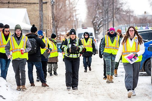 MIKAELA MACKENZIE / WINNIPEG FREE PRESS

Angela Klassen (centre) leads a Bear Clan search and awareness campaign for Ashlee Shingoose in the West End in Winnipeg on Wednesday, Jan. 25, 2023. For Chris story.

Winnipeg Free Press 2023.