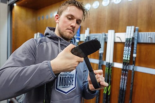 MIKE DEAL / WINNIPEG FREE PRESS
Manitoba Moose Kristian Reichel (20) tapes up a stick after practice at the Hockey For All Centre Thursday.
See Dave Sanderson story
230126 - Thursday, January 26, 2023.