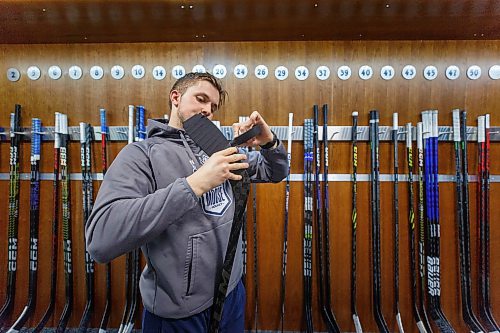 MIKE DEAL / WINNIPEG FREE PRESS
Manitoba Moose Kristian Reichel (20) tapes up a stick after practice at the Hockey For All Centre Thursday.
See Dave Sanderson story
230126 - Thursday, January 26, 2023.