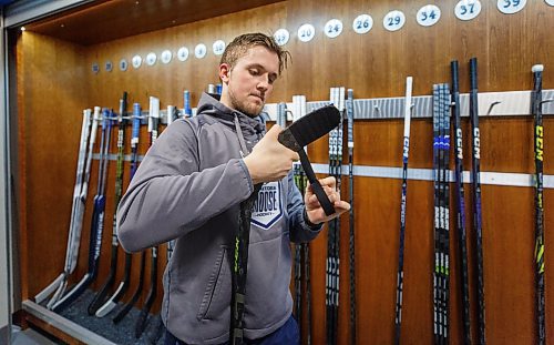 MIKE DEAL / WINNIPEG FREE PRESS
Manitoba Moose Kristian Reichel (20) tapes up a stick after practice at the Hockey For All Centre Thursday.
See Dave Sanderson story
230126 - Thursday, January 26, 2023.