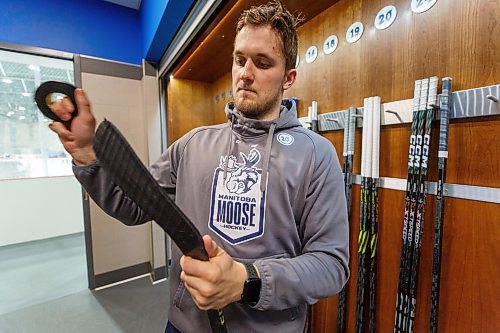 MIKE DEAL / WINNIPEG FREE PRESS
Manitoba Moose Kristian Reichel (20) tapes up a stick after practice at the Hockey For All Centre Thursday.
See Dave Sanderson story
230126 - Thursday, January 26, 2023.