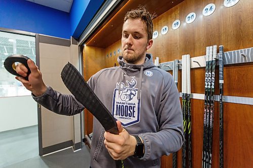 MIKE DEAL / WINNIPEG FREE PRESS
Manitoba Moose Kristian Reichel (20) tapes up a stick after practice at the Hockey For All Centre Thursday.
See Dave Sanderson story
230126 - Thursday, January 26, 2023.