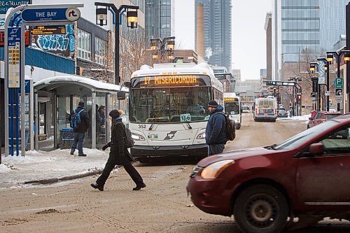 MIKE DEAL / WINNIPEG FREE PRESS
A Winnipeg Transit bus drives along Graham Avenue Thursday afternoon.
230126 - Thursday, January 26, 2023.