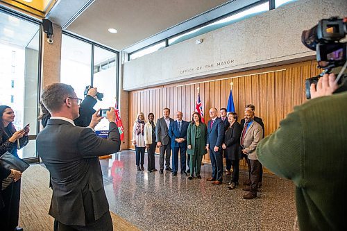 MIKAELA MACKENZIE / WINNIPEG FREE PRESS

Premier Heather Stefanson and mayor Scott Gillingham pose for a photo with city councillors and provincial MLAs after speaking to the media at City Hall in Winnipeg on Friday, Jan. 27, 2023. For &#x460;story.

Winnipeg Free Press 2023.