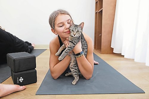 30012023
Londyn Hrubeniuk visits with a kitten while taking part in a yoga glass with teammates from her U13 AA female Wheat Kings hockey team during Caturday kitten yoga at Luna Muna yoga and wellness studio in Brandon on Saturday. 
(Tim Smith/The Brandon Sun)