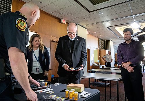JESSICA LEE / WINNIPEG FREE PRESS

Cory Guest, Education Coordinator with Winnipeg Paramedic Service, teaches members of City Council, including Mayor Scott Gillingham, on how to administer naloxone at City Hall on January 30, 2023.

Reporter: Malak Abas