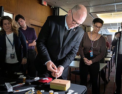 JESSICA LEE / WINNIPEG FREE PRESS

Mayor Scott Gillingham practices administering naloxone on a test piece of flesh. Members of City Council, including the mayor, learned how to administer naloxone at City Hall on January 30, 2023, in a workshop taught by Cory Guest, Education Coordinator with Winnipeg Paramedic Service.

Reporter: Malak Abas